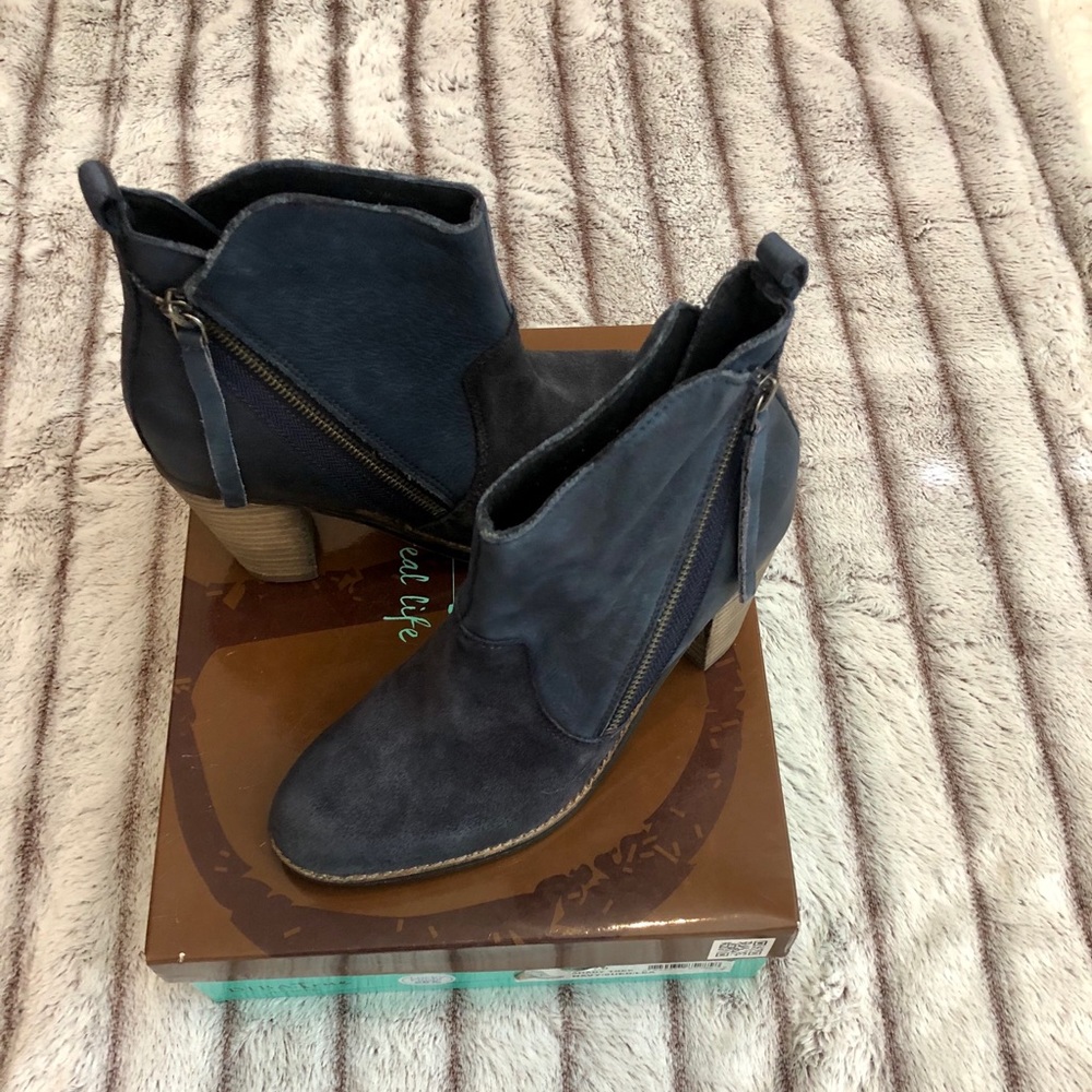 PENDING***Diba True size 7 Navy Suede Booties